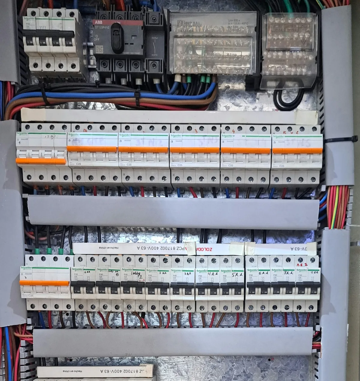 Tablero eléctrico instalado en una oficina