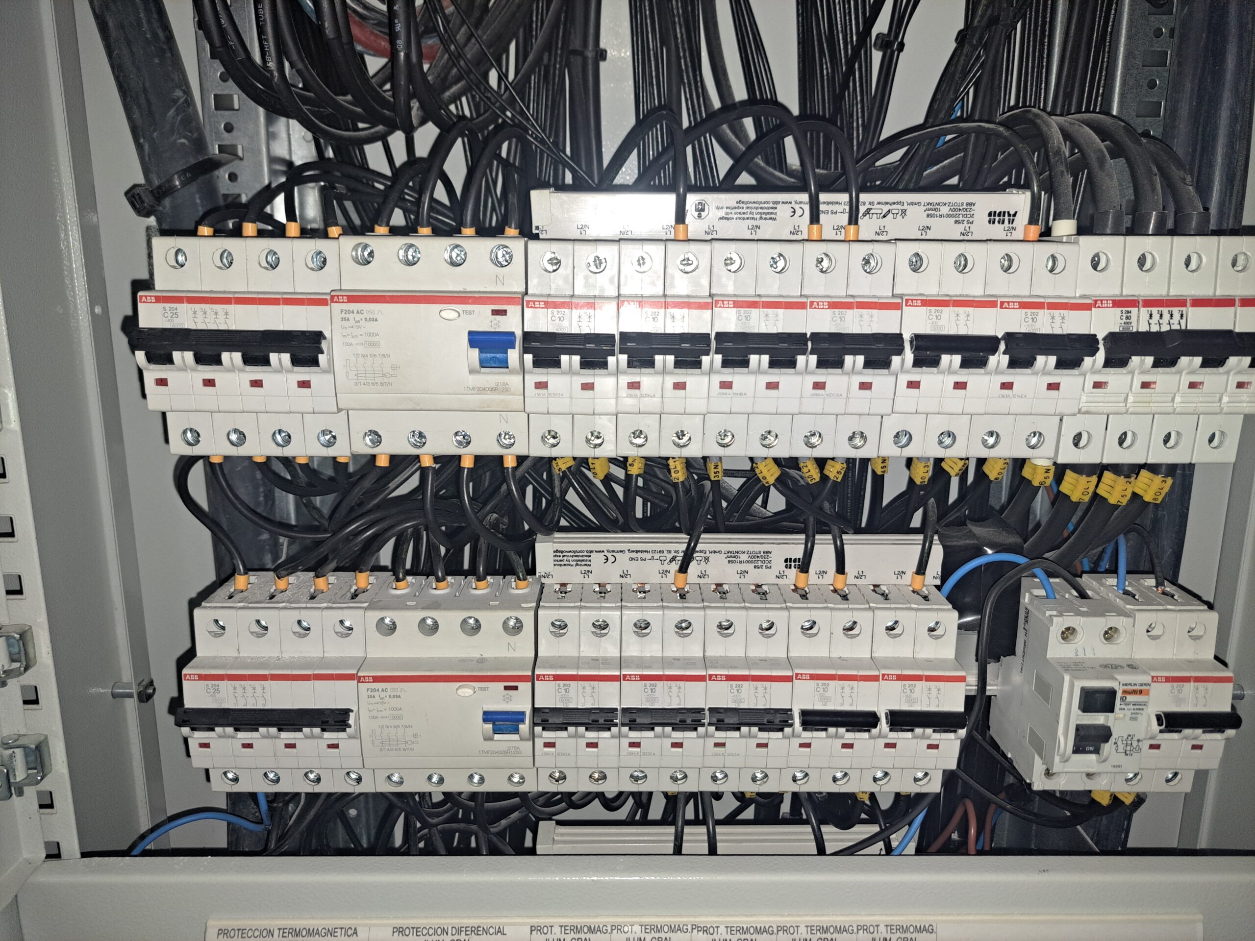 Tablero eléctrico instalado en una oficina
